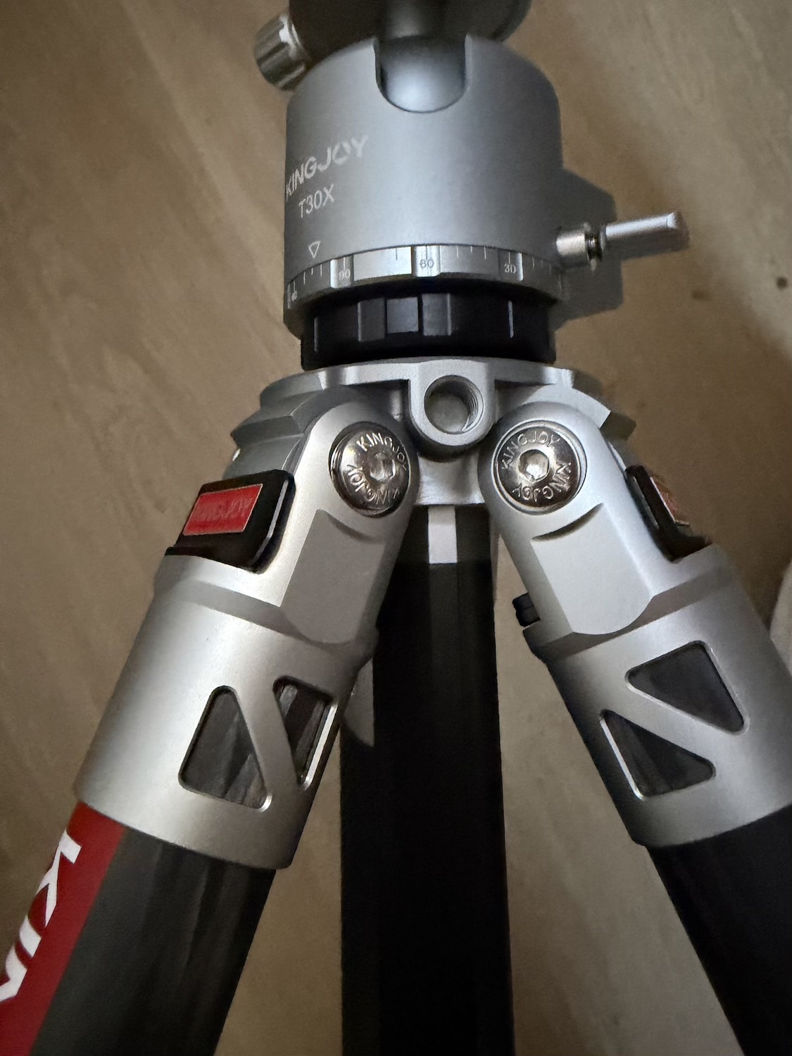 Zestaw karbonowego statywu Mountain Series C83S z głowicą TX30 i kolumną centralną Zestaw karbonowego statywu Mountain Series C83S z głowicą TX30 i kolumną centralną