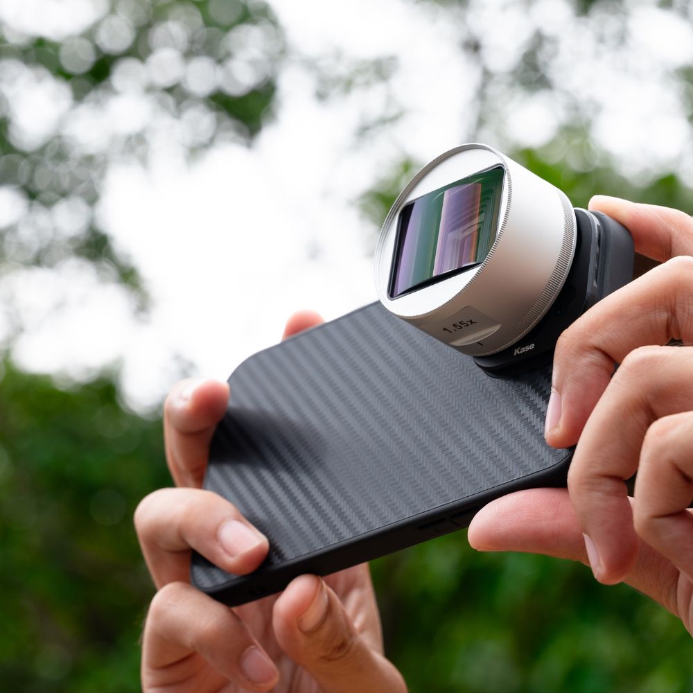 Obiektyw anamorficzny do smartfona 1,55x z niebieską flarą Obiektyw anamorficzny do smartfona 1,55x z niebieską flarą