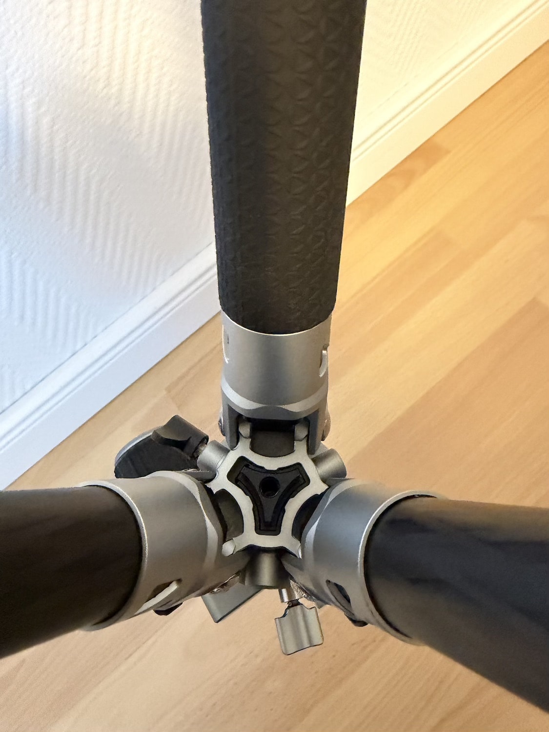 Zestaw karbonowego statywu Mountain Series C83S z głowicą TX30 i kolumną centralną