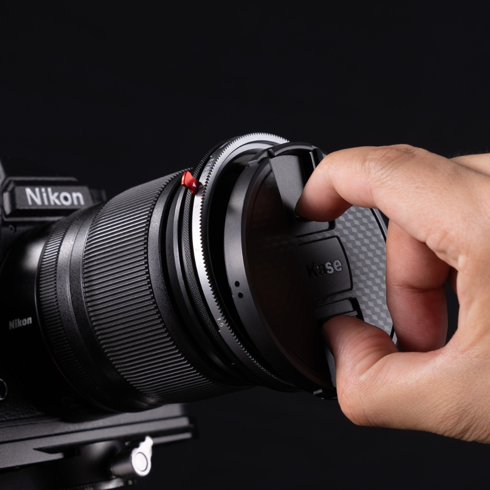 Zmienny filtr ND Vario z filtrem polaryzacyjnym 1,5-8 stopni wraz z przykręcaną pokrywką obiektywu Zmienny filtr ND Vario z filtrem polaryzacyjnym 1,5-8 stopni wraz z przykręcaną pokrywką obiektywu