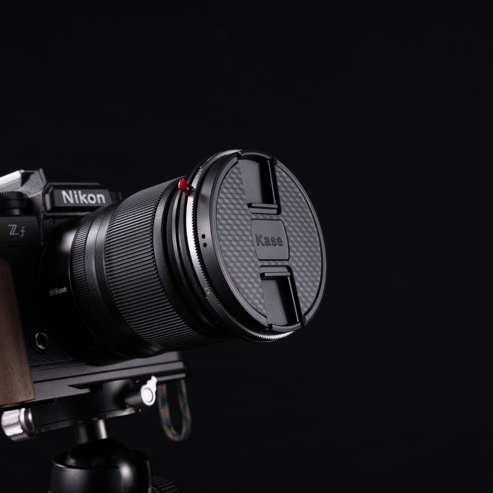 Zmienny filtr ND Vario z filtrem polaryzacyjnym 1,5-8 stopni wraz z przykręcaną pokrywką obiektywu Zmienny filtr ND Vario z filtrem polaryzacyjnym 1,5-8 stopni wraz z przykręcaną pokrywką obiektywu