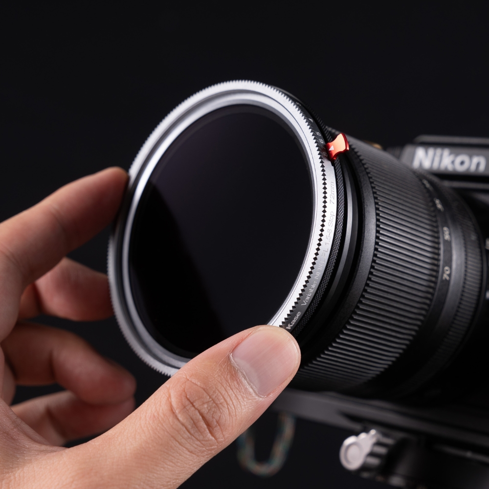 Zmienny filtr ND Vario z filtrem polaryzacyjnym 1,5-8 stopni wraz z przykręcaną pokrywką obiektywu Zmienny filtr ND Vario z filtrem polaryzacyjnym 1,5-8 stopni wraz z przykręcaną pokrywką obiektywu