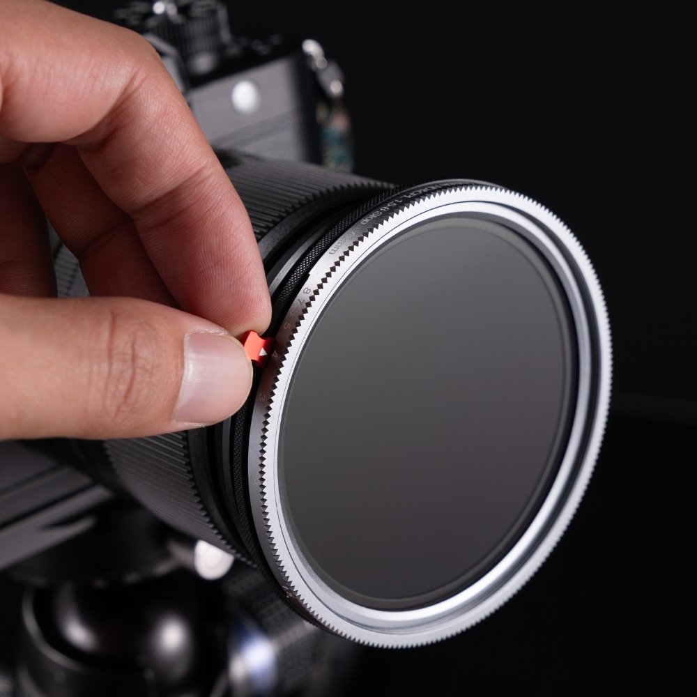 Zmienny filtr ND Vario z filtrem polaryzacyjnym 1,5-8 stopni wraz z przykręcaną pokrywką obiektywu Zmienny filtr ND Vario z filtrem polaryzacyjnym 1,5-8 stopni wraz z przykręcaną pokrywką obiektywu